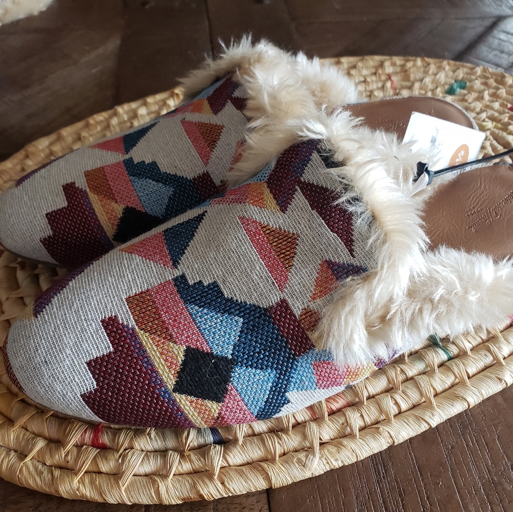 Universal Thread Litzy faux fur mule NWT
